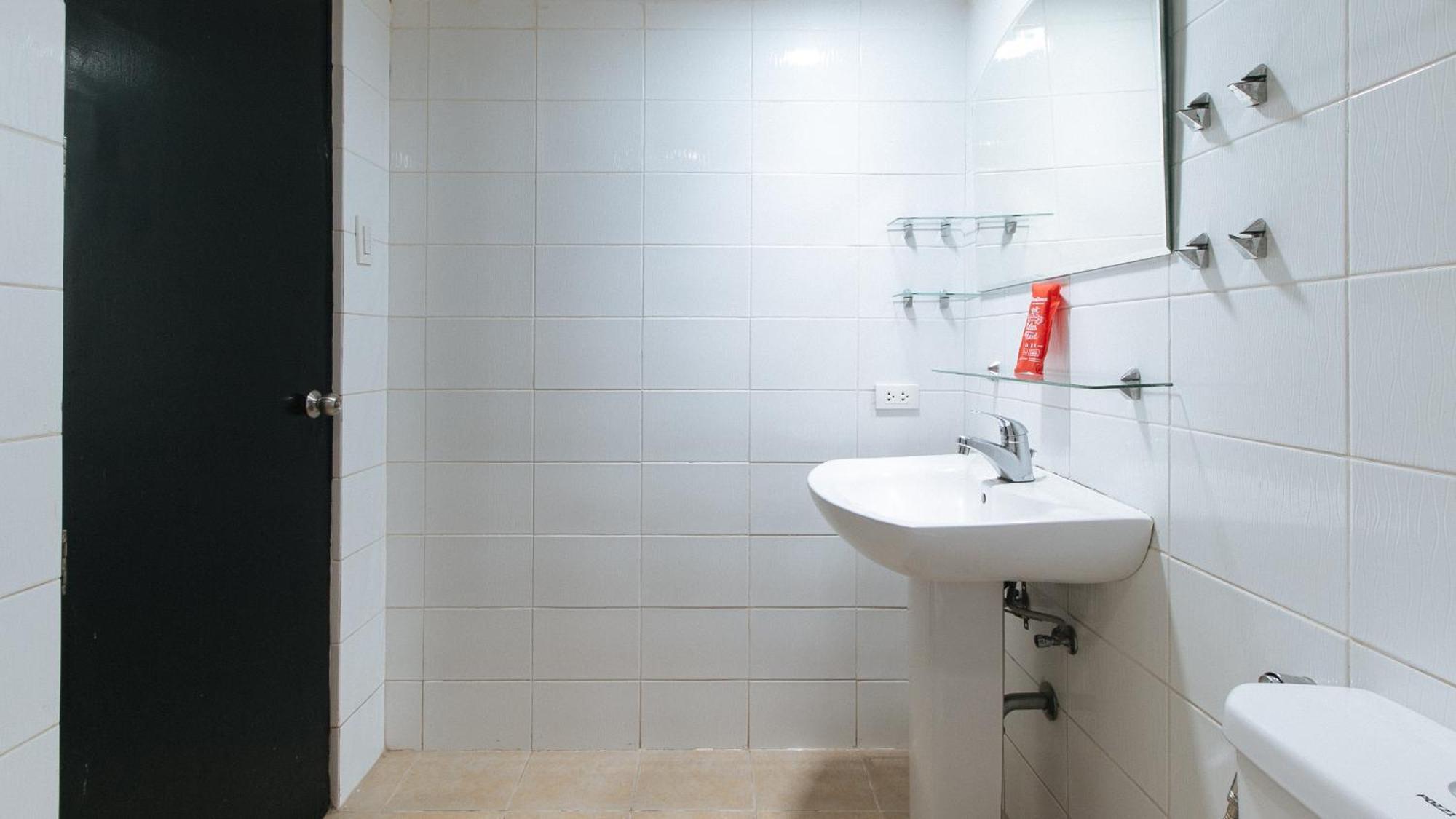 Reddoorz At Dbuilders Rooms Bangkal Makati Makati City Exterior photo