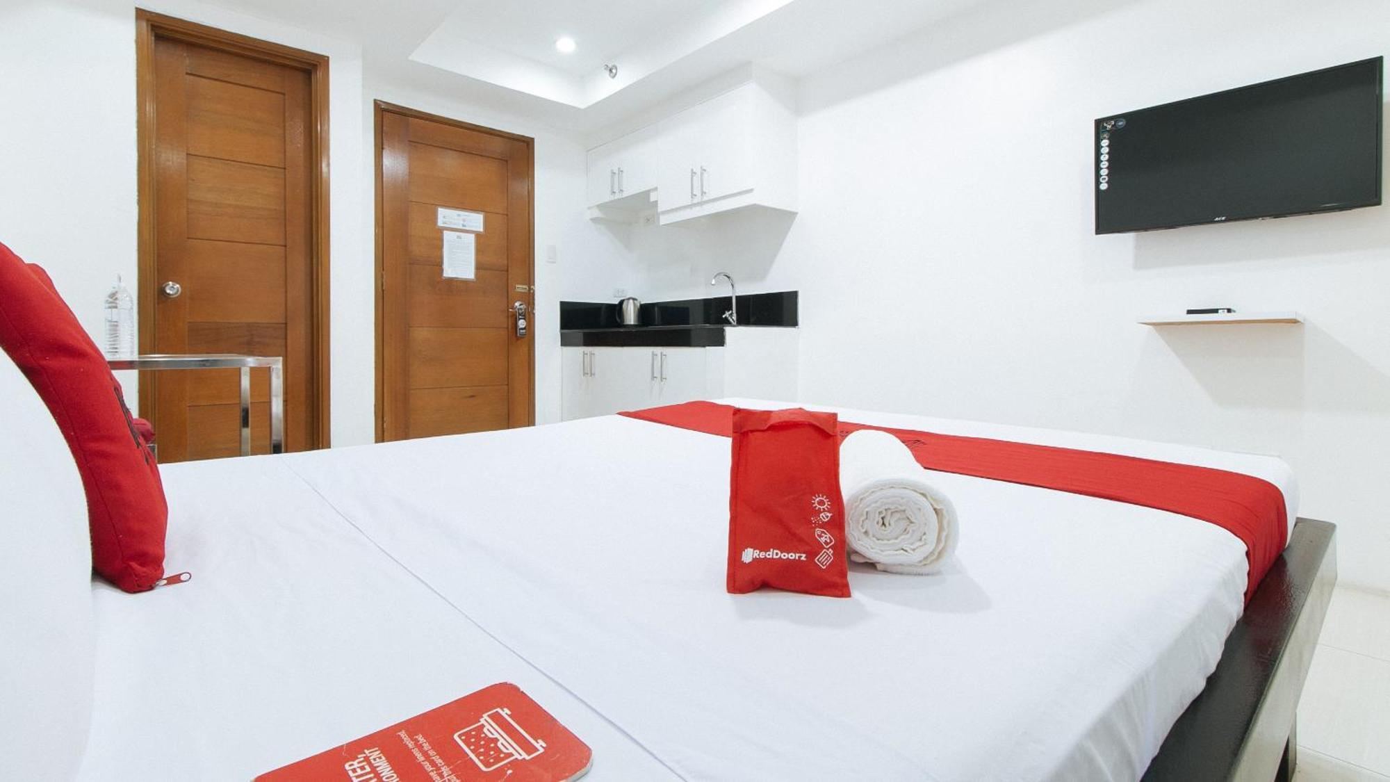 Reddoorz At Dbuilders Rooms Bangkal Makati Makati City Exterior photo