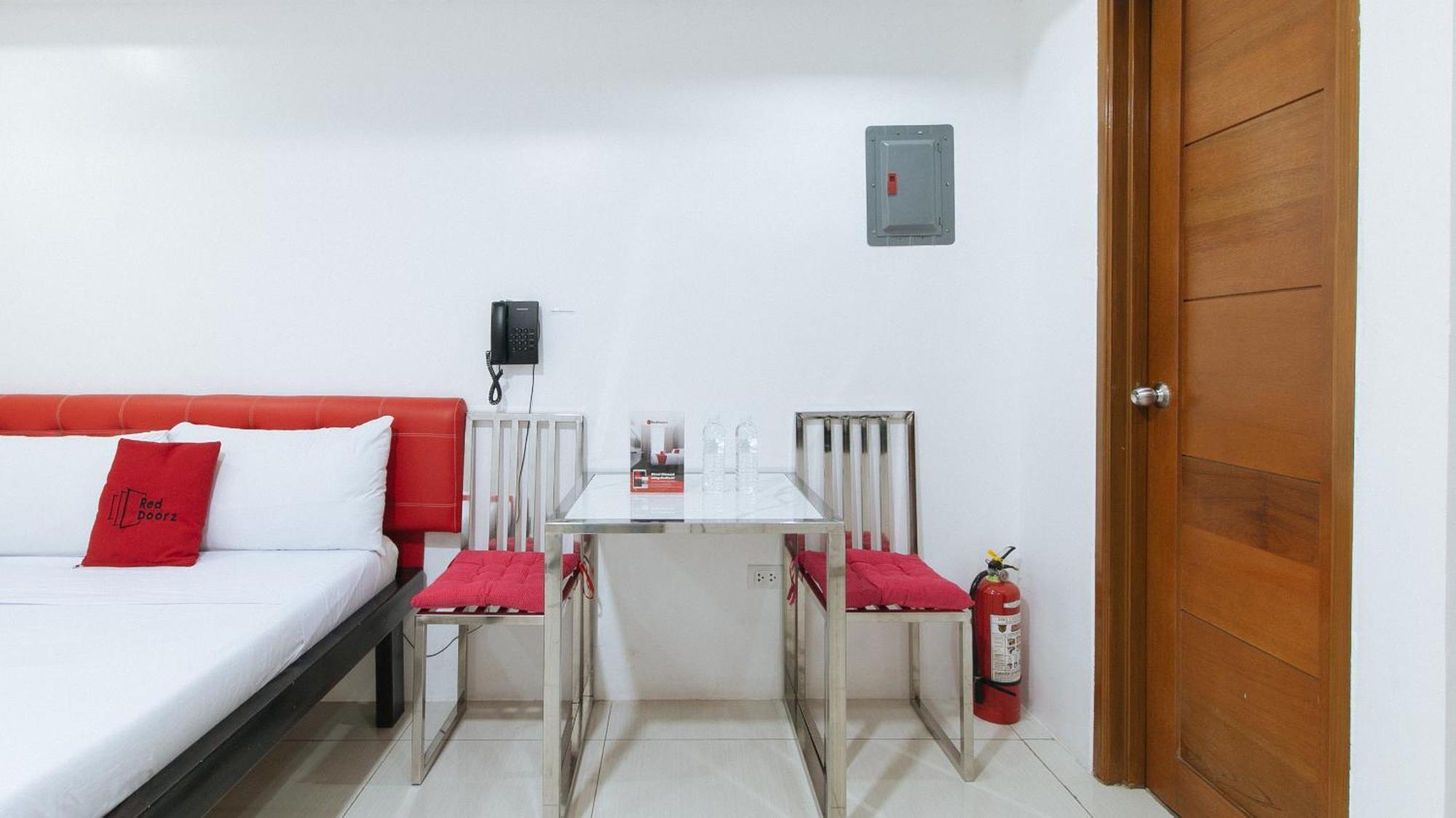 Reddoorz At Dbuilders Rooms Bangkal Makati Makati City Exterior photo