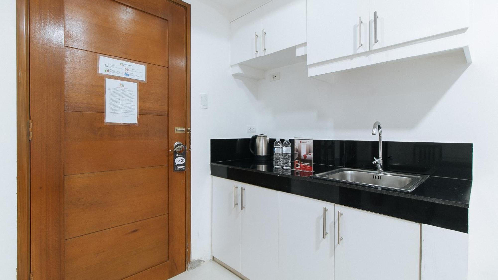 Reddoorz At Dbuilders Rooms Bangkal Makati Makati City Exterior photo