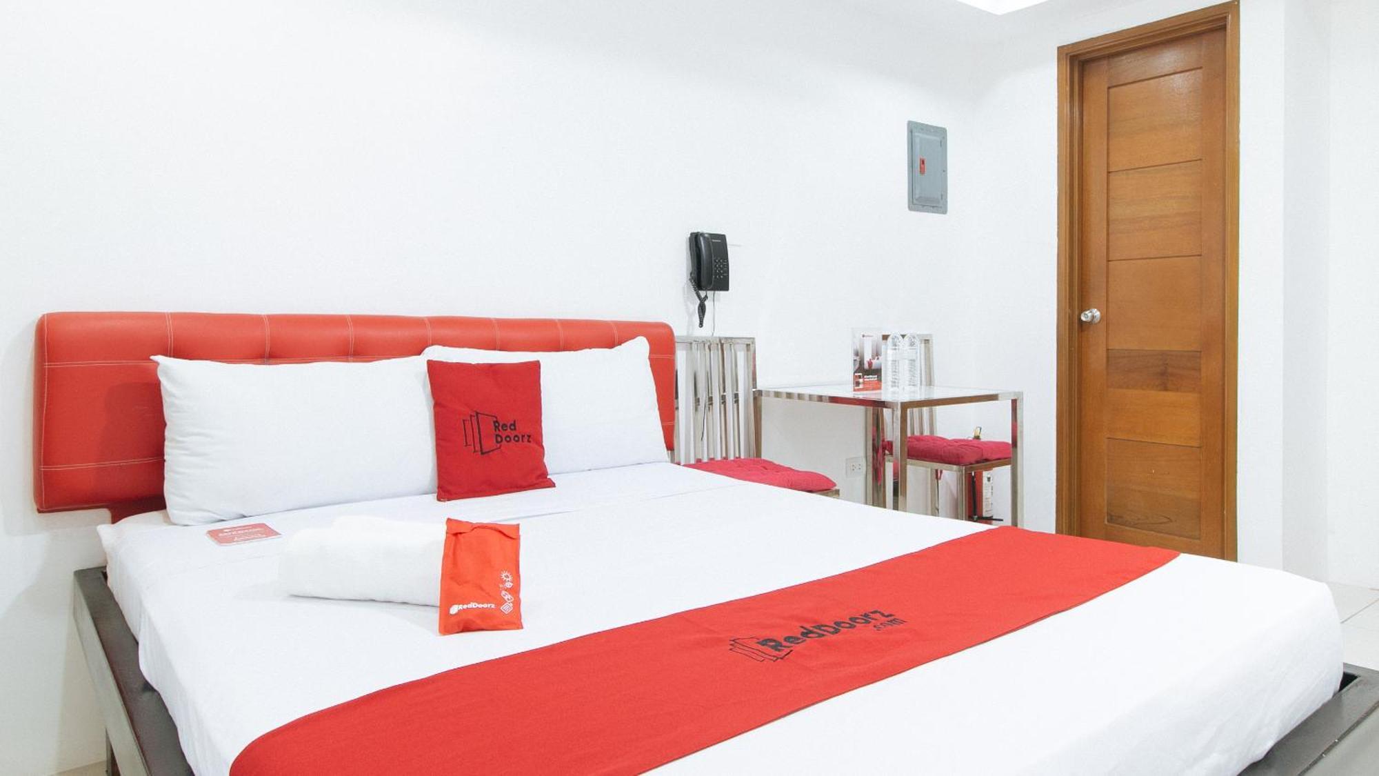 Reddoorz At Dbuilders Rooms Bangkal Makati Makati City Exterior photo
