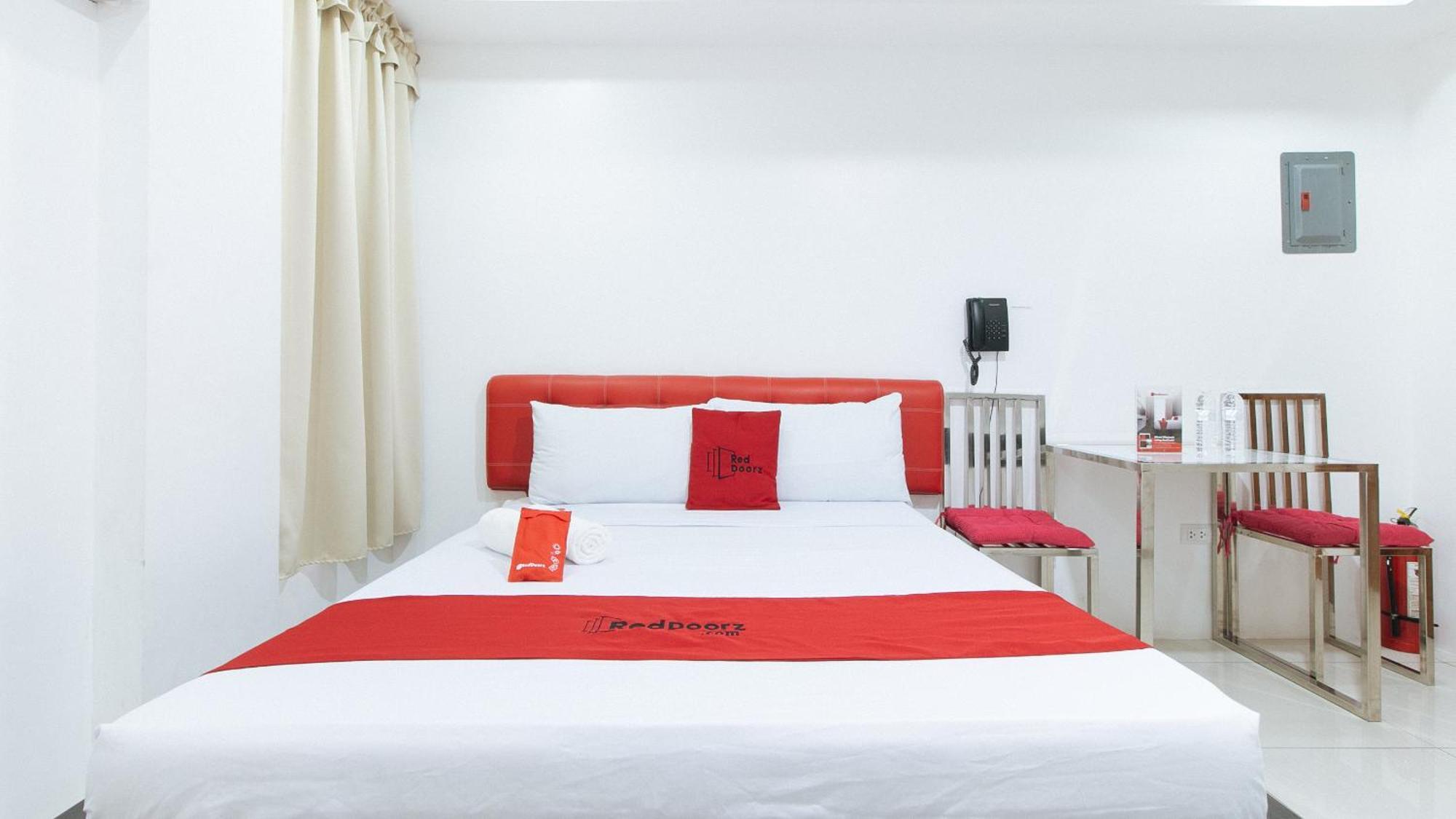 Reddoorz At Dbuilders Rooms Bangkal Makati Makati City Exterior photo
