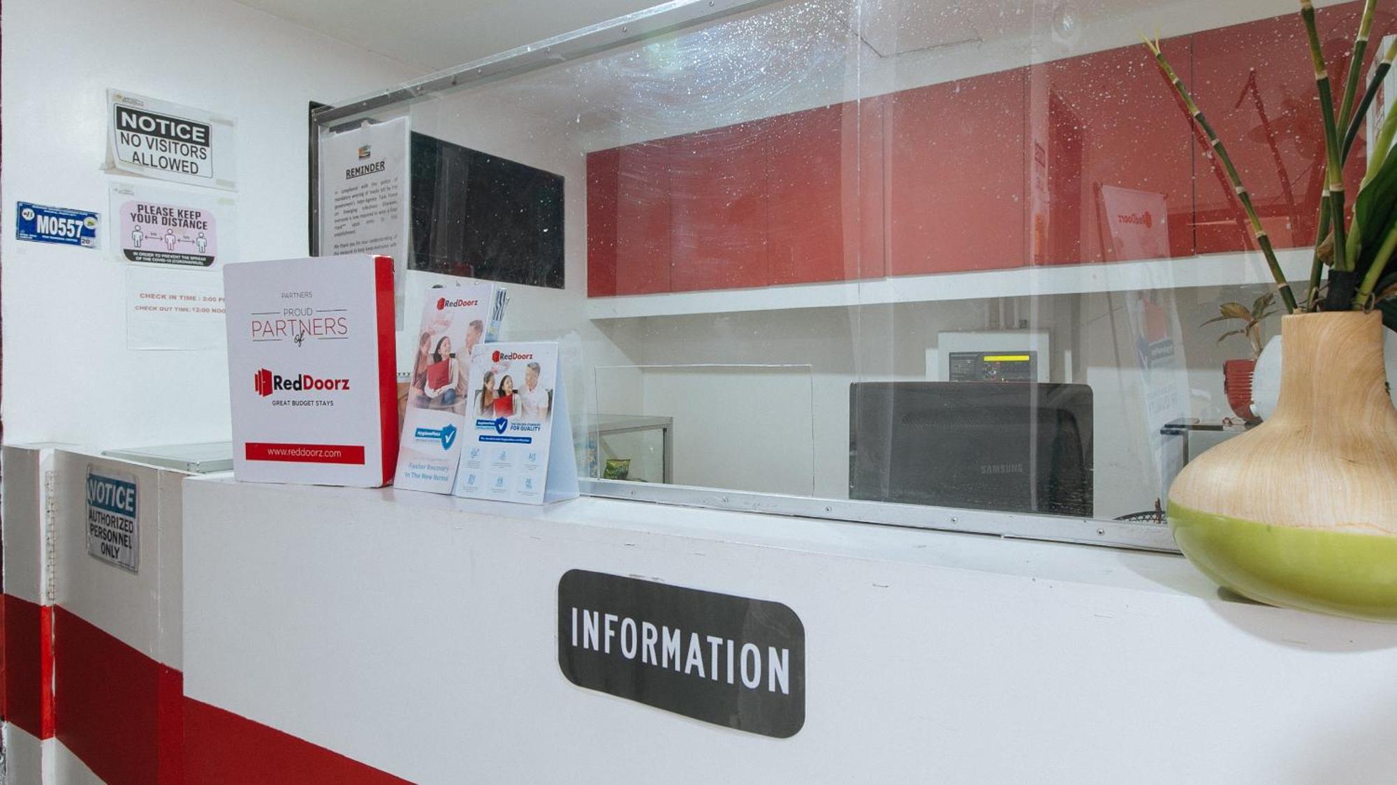 Reddoorz At Dbuilders Rooms Bangkal Makati Makati City Exterior photo